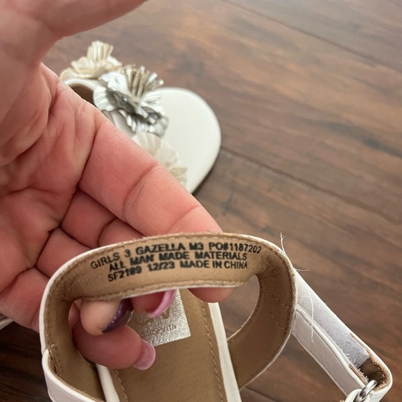 NWOT DV by Dolce Vita Girls White and Silver Flower Ankle Strap Sandals-Size 3 - Picture 8 of 9